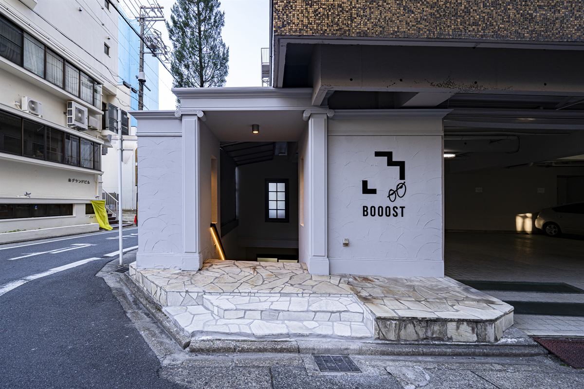 BOOOSTの外観。ロゴのある入口と地下へ続く北側専用階段