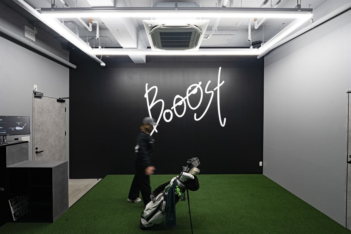 BOOOSTロゴが描かれた黒い壁のVIPスペース